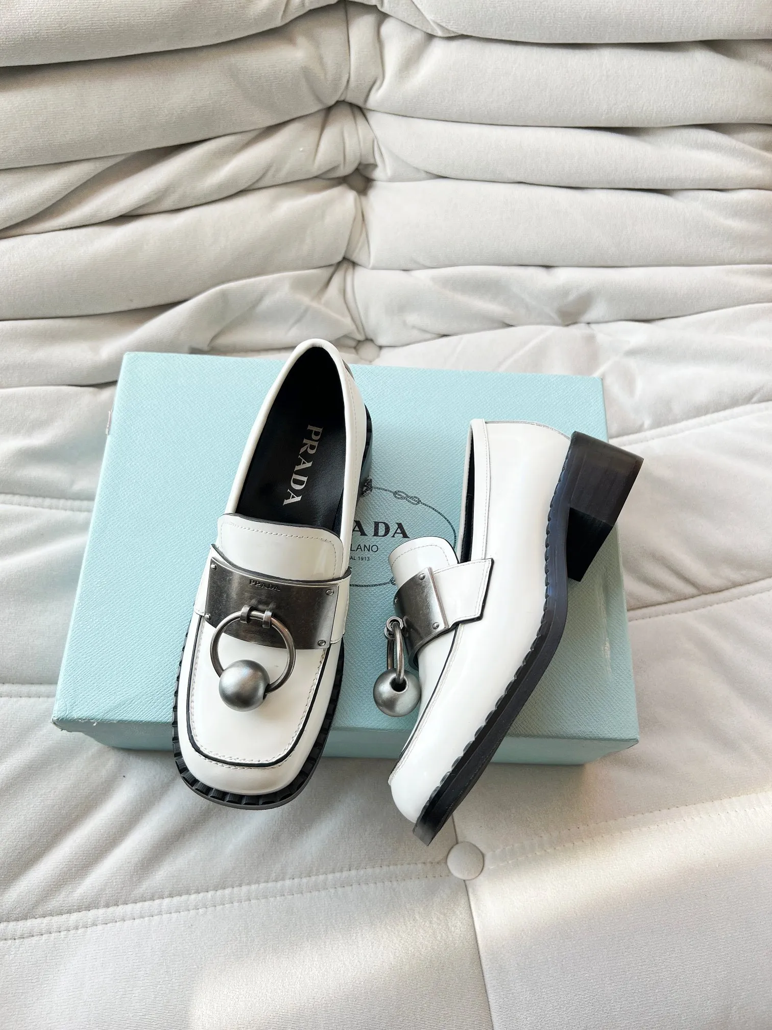 👟👟Ex-factory price 560👟👟 Prada’s new spring and summer women’s clothing｜Absolutely beautiful🥰Exception! Extra number! Anita will continue to update the latest SS25 catwalk pre-sale models, with novel logos as soul mates. Full of fun ~ Adhering to the trend-setting vane, you must believe in Prada's ability to capture fashion. 35-42 yards